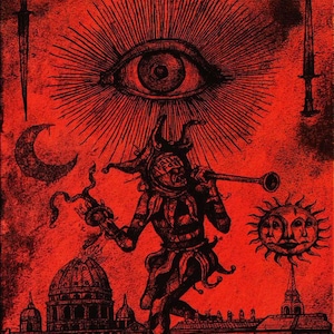 Puede incluir: Una ilustración en tinta roja y negra con una figura de bufón central que lleva una gorra con el texto "PAIN FAE" en la frente. El bufón sostiene una trompeta y una serpiente sobre un edificio con cúpula. Un ojo, una luna creciente y un sol rodean la figura.