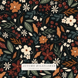 Puede incluir: Un patrón continuo con fondo negro que presenta un diseño botánico de flores color crema, naranja óxido y rojo oscuro, hojas verdes y pequeñas bayas. Una etiqueta rectangular blanca muestra el texto AUTUMN WILDFLOWER SEAMLESS PATTERN.