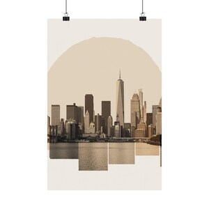 Peut inclure: Une affiche murale verticale représentant la ligne d'horizon de New York dans des tons sépia. L'image montre divers gratte-ciel, dont le One World Trade Center, sur un fond beige clair avec un grand élément graphique circulaire.