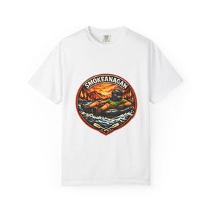 Smokéanagan River Kajak-Aufnäher T-Shirt | Outdoor-Abenteuer-T-Shirt mit Grafik