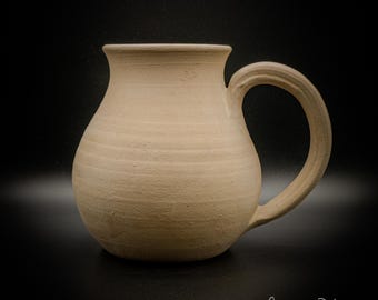 Personalisierter Steingutbecher mit individueller Gravur, handgefertigtes Keramikgeschenk (350-440 ml), Artikelnummer 2025-052