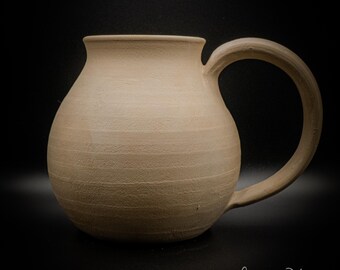 Personalisierter Steingutbecher mit individueller Gravur, handgefertigtes Keramikgeschenk (590-680 ml), Artikelnummer 2025-047