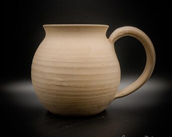 Personalisierter Steingutbecher mit individueller Gravur, handgefertigtes Keramikgeschenk (350-440 ml), Artikelnummer 2025-013