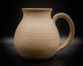 Personalisierter Steingutbecher mit individueller Gravur, handgefertigtes Keramikgeschenk (350-440 ml), Artikelnummer 2025-015