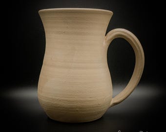 Personalisierter Steingutbecher mit individueller Gravur, handgefertigtes Keramikgeschenk (590-680 ml), Artikelnummer 2025-061