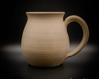 Personalisierter Steingutbecher mit individueller Gravur, handgefertigtes Keramikgeschenk (350-440 ml), Artikelnummer 2025-016