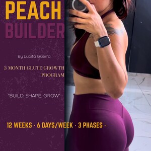 Può includere: Un programma di fitness digitale intitolato THE PEACH BUILDER di Lupita Guerra, che presenta un programma di crescita dei glutei di 3 mesi con il testo BUILD. SHAPE. GROW. e 12 WEEKS · 6 DAYS/WEEK · 3 PHASES. L'immagine include una vista laterale di una persona con un reggiseno sportivo e leggings color viola scuro.