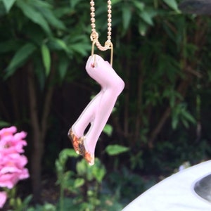 Porseleinen halve poppenpoten hanger aan balketting, roze en goud