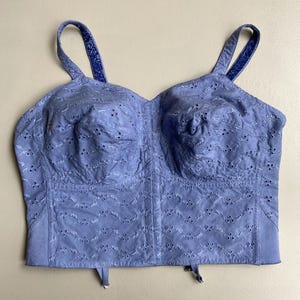 Vintage beha uit de jaren 50 met veteroogje met elastiek en haken en ogen in blauw