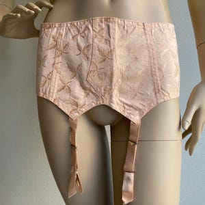 Lichtroze damastkatoenen jarretel jaren 40 met rubberen clips, tailleomvang 76 cm