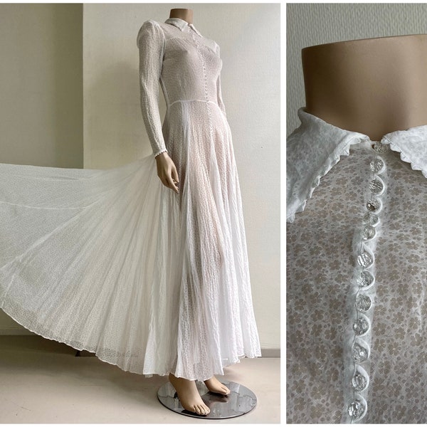 Belle robe de mariée semi-transparente des années 30 avec col et boutons multi-facettes en verre