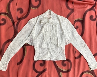 Mooie antieke witte kanten blouse met strik en voorflappen en handgemaakte knopen - heel klein