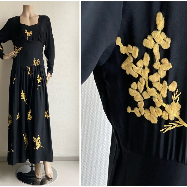 Robe ancienne en crêpe de rayonne noire des années 30 avec applications en laine et soie jaune mimosa