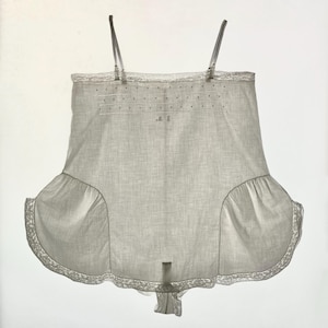 jaren 1920 flapper lingerie handgenaaide witte katoenen teddy onesie met lage taille, kant en monogram