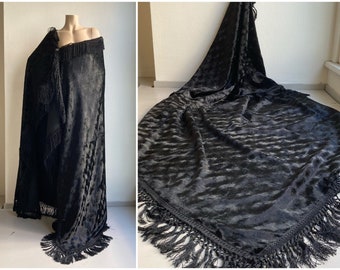 Grote vintage zwarte geplette fluwelen sjaal of sprei met geknoopte franjes - traditionele klederdracht