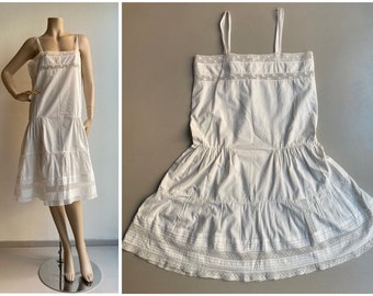 Antique 1920s French white cotton drop waist flapper slip dress with crochet lace and tucking, armpit to armpit 51 cm