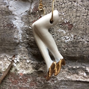 Handgemaakte porseleinen halve poppenpoten aan een lange jasseronketting, met goud