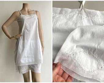 Antieke witte handgestikte lingerieset uit de jaren 1920, hemdje met verlaagde taille en tapbroek met tule en borduurwerk