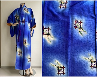 Mooie Japanse kimono uit de jaren 40 van soepele blauwe damastzijde met bloemen in lijsten