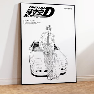 Könnte beinhalten: Ein schwarz-weiß gerahmtes Poster mit dem Initial D Logo, dem Text 1998年10月, Yutaka Nanten, Kadokawa Shoten und Shuichi Kakesu. Die Illustration zeigt eine Person in Hemd und Krawatte, die sich an die Motorhaube eines Sportwagens lehnt.
