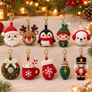 Puede incluir: Un conjunto de diez adornos navideños de ganchillo con cierres de mosquetón dorados. El set incluye un Santa Claus, reno, pingüino, elfo, oso polar, corona, taza, manopla, bola de navidad y una figura de soldado cascanueces.