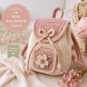 Puede incluir: Una mini mochila de ganchillo con cuerpo color crema y solapa rosa empolvado. El bolso incluye un bolsillo delantero con una aplicación floral, un cierre de cordón con un botón de madera en forma de corazón y un asa. El texto dice CROCHET MINI BACKPACK Pattern y BEGINNER FRIENDLY.
