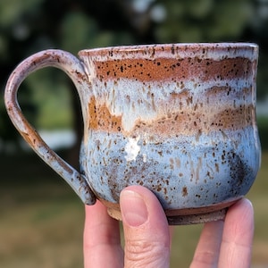 Tazza "Tramonto nel deserto sfumato", tazza in gres da 240 ml, terracotta, oro, smalto azzurro, ceramica tornita, tazza in ceramica