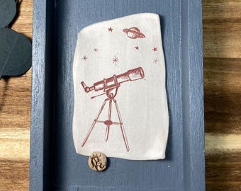 Caja de cerámica con diseño de telescopio para observación de estrellas - Transferencia de imagen dibujada a mano
