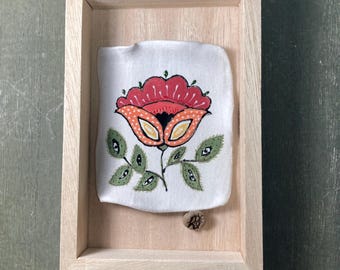 Caja expositora de azulejos de cerámica con motivos florales folclóricos, pintada a mano.