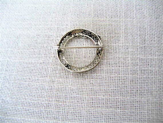 Antique 14K White Gold Filigree Circle Pin or Bro… - image 6