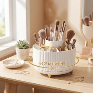 Peut inclure: Un organisateur de maquillage blanc, cylindrique et rotatif à 360 degrés, doté d'une texture extérieure nervurée et de multiples compartiments intérieurs. Il contient divers pinceaux et rouges à lèvres et possède des pieds dorés à la base.