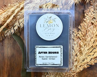 Könnte beinhalten: Ein rechteckiges, dunkelgraues Wachsschmelzstück in einer durchsichtigen Kunststoffverpackung. Das obere Etikett zeigt das Lemon Bay Studio Logo mit Zitronen. Ein unteres weißes Etikett trägt die Aufschrift After Hours, Notes: Sandalwood, Suede, Amber, 71g.