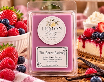 Könnte beinhalten: Eine rechteckige violette Wachsschmelzverpackung mit einem kreisförmigen Lemon Bay Studio Logo und einem weißen Etikett mit der Aufschrift The Berry Barkery, Notes: Mixed Berries, Sweet Cream, Vanilla Cheesecake, 71g.