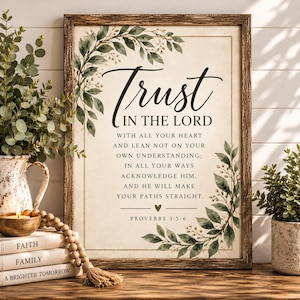 以下が含まれることがあります： ダークウッドのフレームに入った長方形のウォールサイン。Trust in the Lord with all your heart and lean not on your own understanding; in all your ways acknowledge him, and he will make your paths straight. Proverbs 3:5-6. というテキストが書かれています。