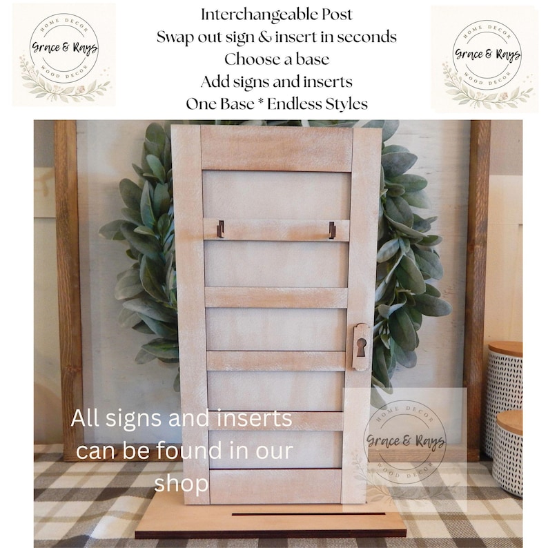 Puede incluir: Un poste de madera intercambiable con dise&ntilde;o de puerta. El poste tiene un acabado marr&oacute;n claro e incluye una base. El texto de la imagen dice "Interchangeable Post" y "All signs and inserts can be found in our shop."