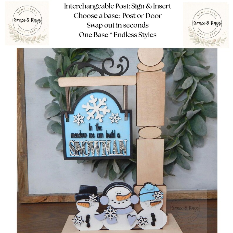 Puede incluir: Letrero de madera intercambiable con tem&aacute;tica de mu&ntilde;eco de nieve. El letrero presenta un fondo azul con un dise&ntilde;o de copo de nieve y el texto "In the meadow we can build a snowman." Incluye tres figuras de mu&ntilde;ecos de nieve. Para la decoraci&oacute;n del hogar.
