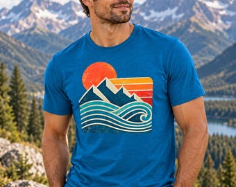 Retro T-shirt met berglandschap en zonsondergang | Rivier, dennenbomen, buitenavontuur