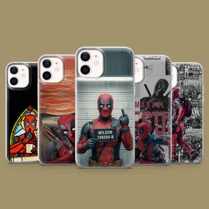 Könnte beinhalten: Eine Sammlung von fünf Smartphone-Hüllen mit verschiedenen Deadpool-Charakterdesigns. Die mittlere Hülle zeigt Deadpool in einer Mugshot-Pose, der ein Schild mit der Aufschrift WILSON 749204-B hält. Weitere Hüllen zeigen Buntglas- und Comic-Motive.