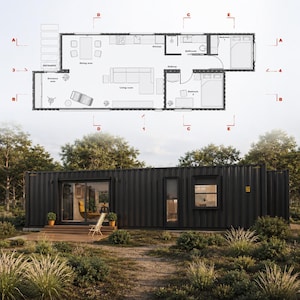 Op de afbeelding: Een zwart containerhuis met een houten terras en glazen schuifdeuren, vergezeld van een gedetailleerde architecturale plattegrond met een woonkamer, keuken, eetruimte, badkamer en twee slaapkamers, aangeduid met letters in een raster.