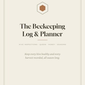 Puede incluir: Una portada color crema para The Beekeeping Log & Planner de HEARTHANDHEN. Presenta un icono de hexágono marrón, el título y el texto: HIVE INSPECTIONS, QUEEN, HONEY, SEASONS. Incluye: Keep every hive healthy and every harvest recorded, all season long. Imprimible sin fecha, A4 + US Letter, 24 páginas.