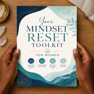 Może przedstawiać: Wydrukowany dokument zatytułowany Your MINDSET RESET TOOLKIT FOR WOMEN z niebiesko-morskimi abstrakcyjnymi wzorami fal, złotymi geometrycznymi liniami oraz czterema okrągłymi ikonami z napisami Morning Intention Ritual, Abundance Activation, Spiritual Wellness Habit i Spiritual Growth.