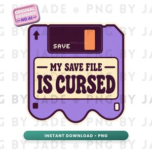 以下が含まれることがあります： MY SAVE FILE IS CURSEDという濃い紫色の文字が書かれたクリーム色のラベルが付いた、紫色のフロッピーディスクのグラフィック。上部には小さなオレンジ色の四角とSAVEという文字があります。下端は波打つような溶けたデザインになっています。
