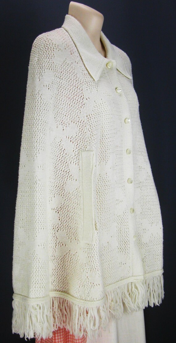 Vintage 60’s – 70’s White knitted fringe Cape / P… - image 3