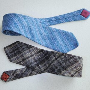 以下が含まれることがあります： 斑点のあるマット仕上げのセラミックマグカップ3個セット。マグカップはクリーム色、ライトグレー、ダークグレーの色合いです。各マグカップはシンプルでミニマリストなデザインで、コーヒーや紅茶に最適です。