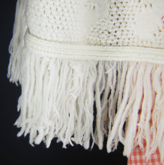 Vintage 60’s – 70’s White knitted fringe Cape / P… - image 4
