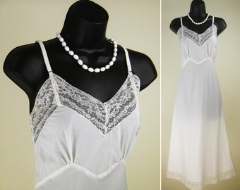 Vintage 1940's - 50's ~ FANTASY ~ Full Slip Dress Camicia da notte Camicia da notte ~ Pizzo Chantilly bianco ~ Taglio in sbieco ~ b32*