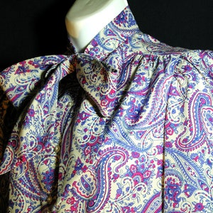 Vintage 1980s ~Judy Bond~ silky tie neck Secretary Blouse~ M/L~ pink purple Paisley~ pussybow~ B40*