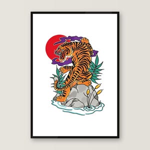 Puede incluir: Una lámina enmarcada que muestra un tigre de pelaje naranja con rayas negras posado sobre una roca gris. El tigre está rodeado de hojas de bambú verdes y espadañas amarillas junto a un pequeño estanque, bajo un gran sol rojo y nubes moradas.