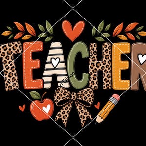 Op de afbeelding: Een grafisch ontwerp met het woord TEACHER in diverse patronen, waaronder luipaardprint, oranje, zwart-witte strepen en olijfgroen. Het ontwerp bevat een rode appel, een strik met luipaardprint, een geel potlood en oranje bladeren.
