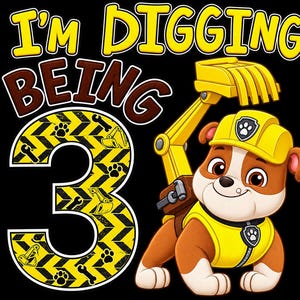 Peut inclure: Un design graphique avec le texte I'M DIGGING BEING 3 en lettres jaunes et marron. Un grand chiffre 3 est orné de rayures de chantier jaunes et noires, d'empreintes de pattes, de clés et d'excavatrices. Un chiot bouledogue porte un casque jaune.